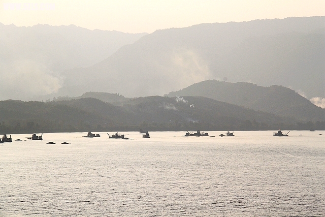 沱江里面的挖泥船