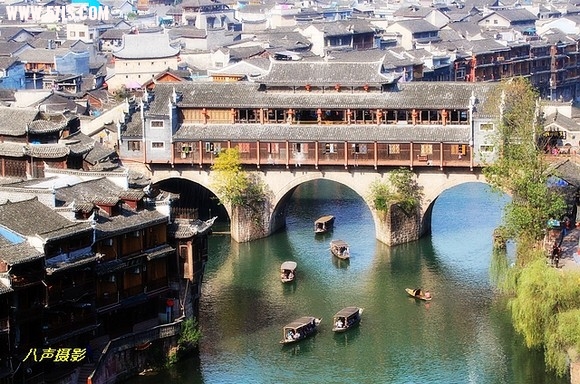 游客可以乘船游览沱江