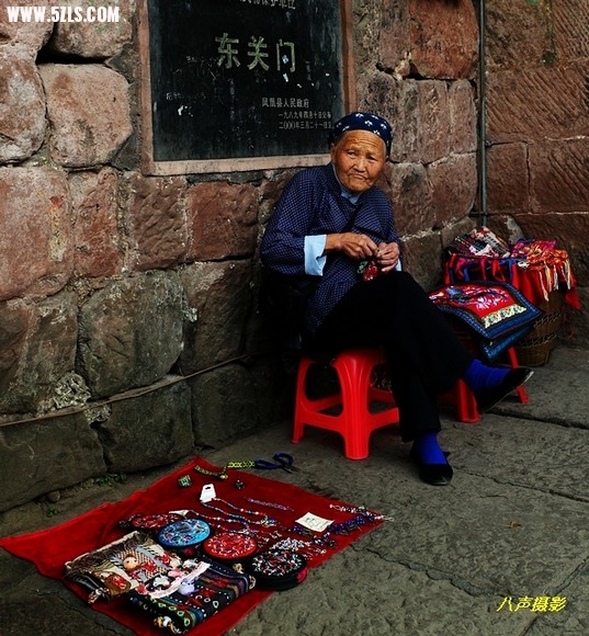 记得四年前来这里采风时也是拍到这个老人在这里卖东西