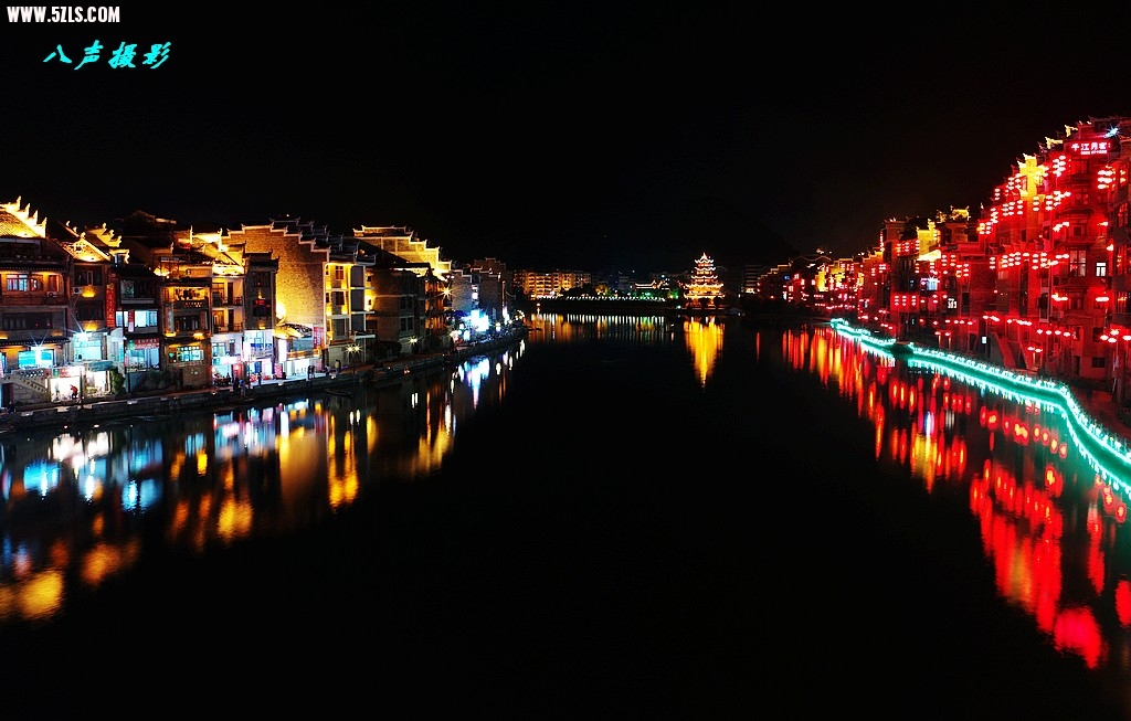 镇远的夜景我感觉比凤凰古城要宁静淡雅，没有了那份喧嚣。