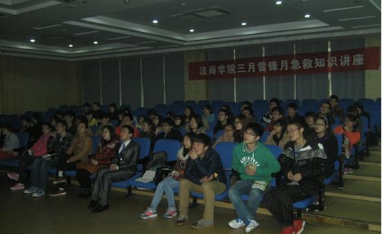 法商学院的学生.JPG