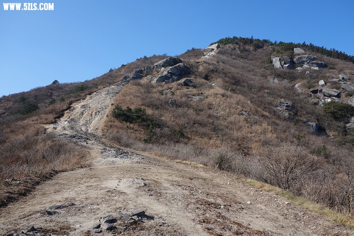 图52   山脊上那个号称80度的大坡.jpg
