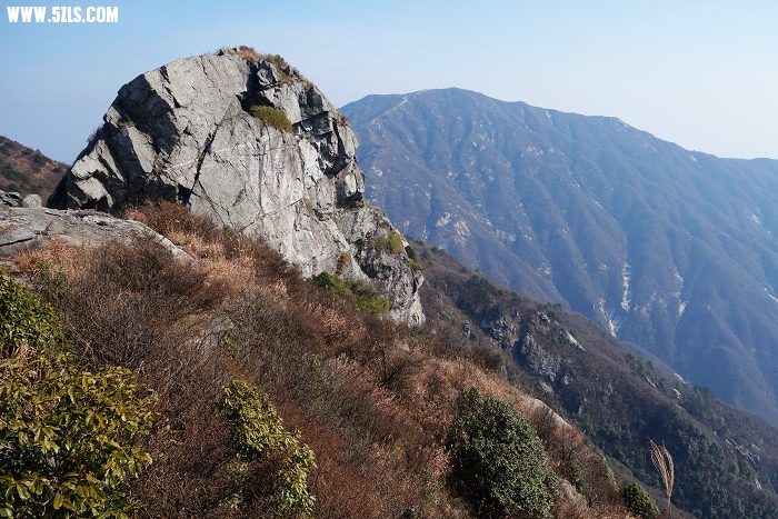 图55   黄龙山主峰只角楼.jpg