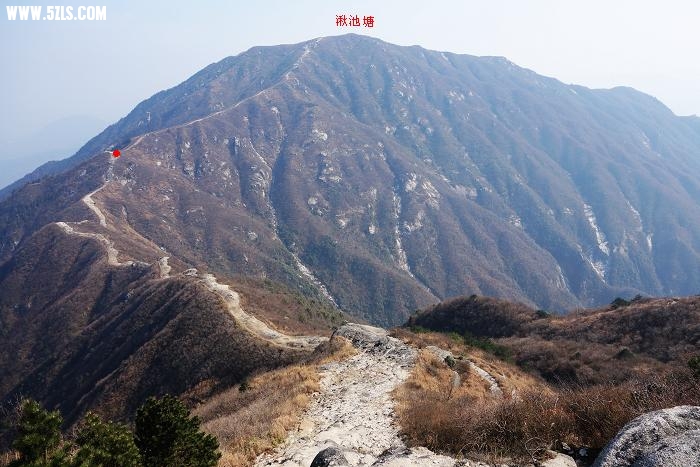 图59  站在80度大坡顶东望去湫池塘之路（图中红点是登上山脊处）.jpg