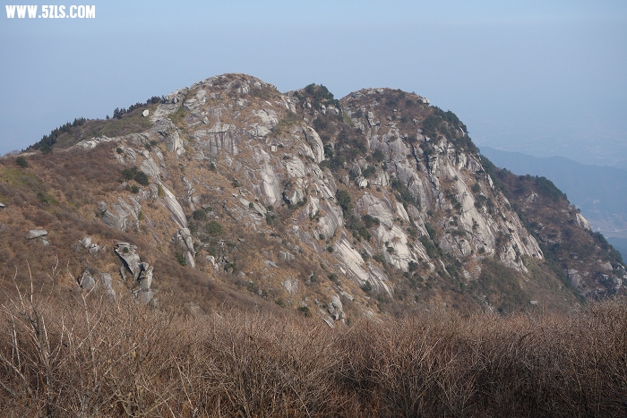 图74     湫池塘东北黄龙寺方向秀丽的山峰.jpg