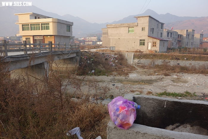 图87   下山后丢入垃圾箱.jpg