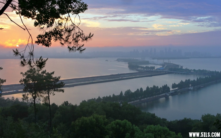 东湖夜.jpg