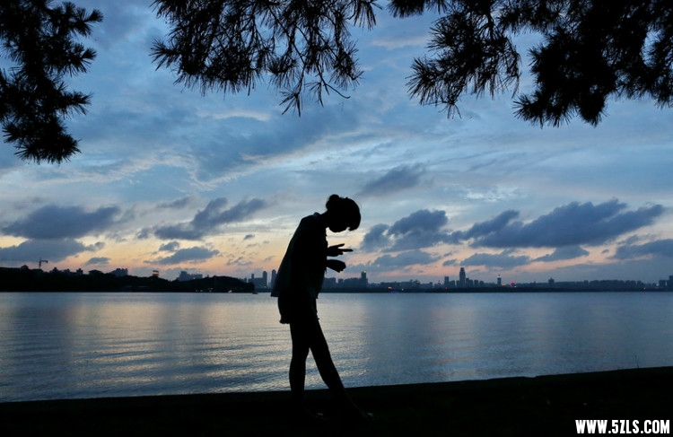 剪影东湖.jpg