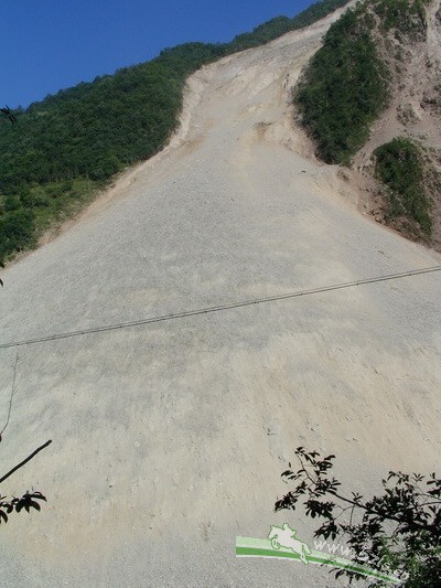这跨塌的山体不断有石头坠下，