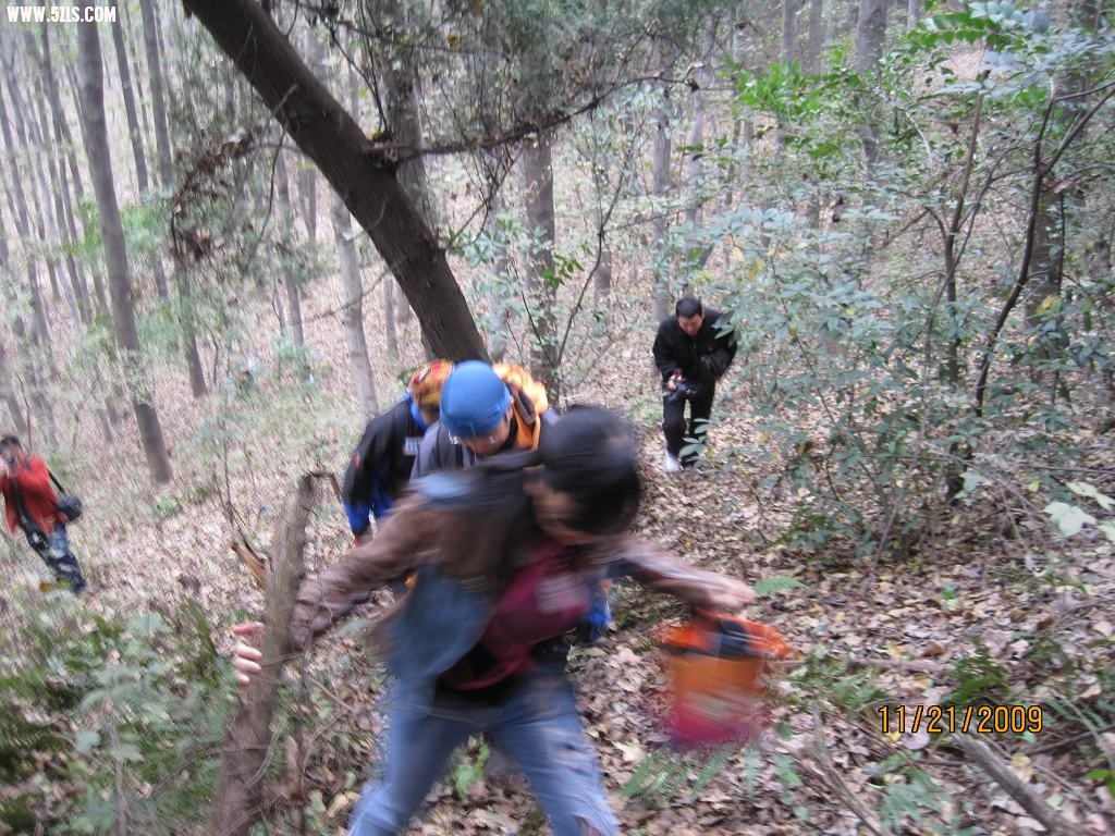 路，看来是走错了，只能翻山越