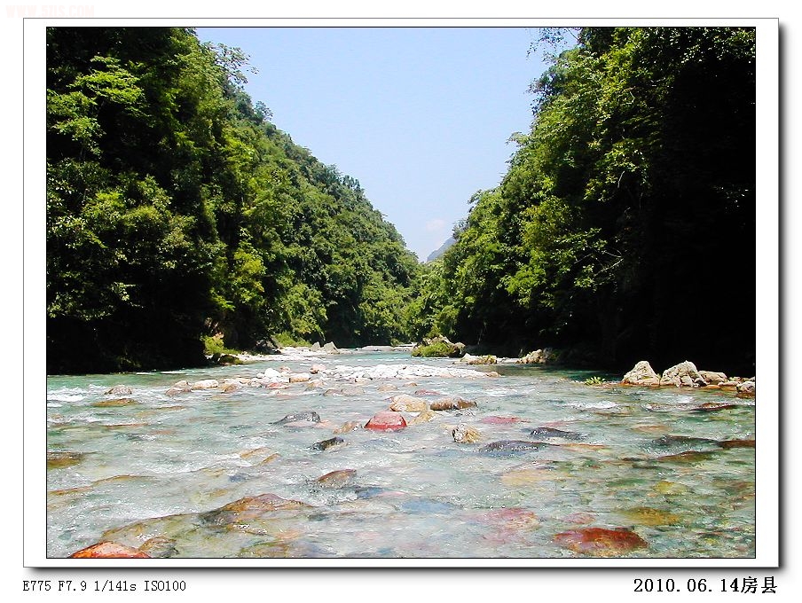 石头滩，河中出产彩色石头，当地山民拿来卖