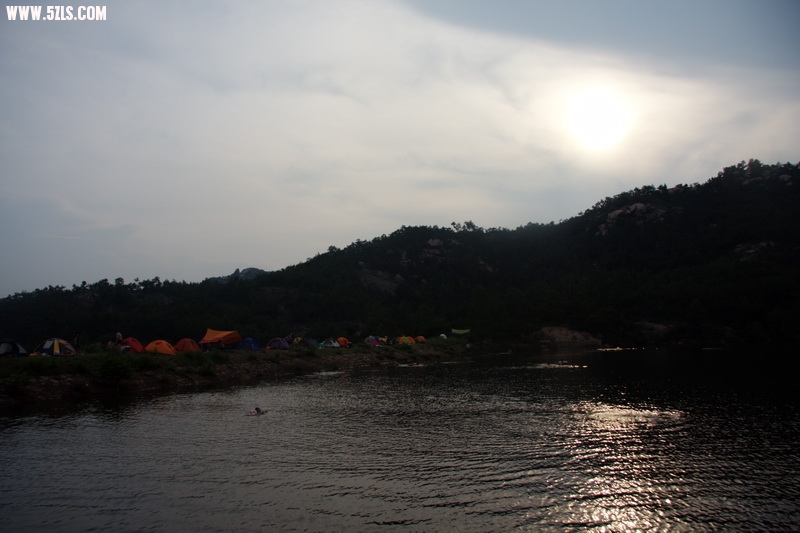 夕阳里的营地