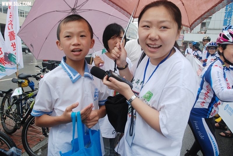 湖北经济台记者在采访本次活动