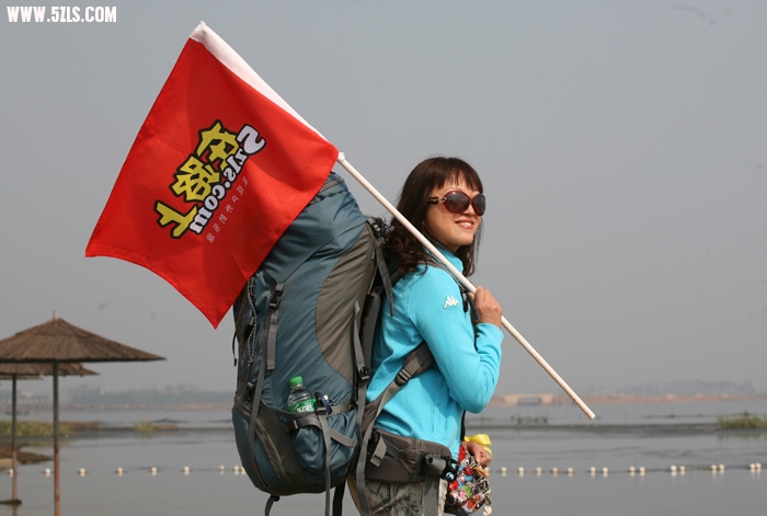 拿旗帜的并非都是新娘.jpg