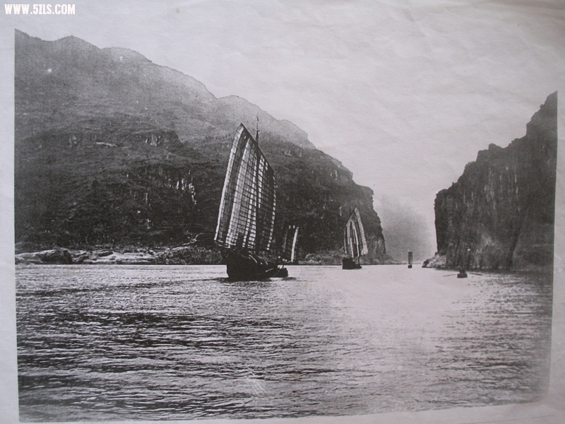 长江三峡上的帆船.jpg