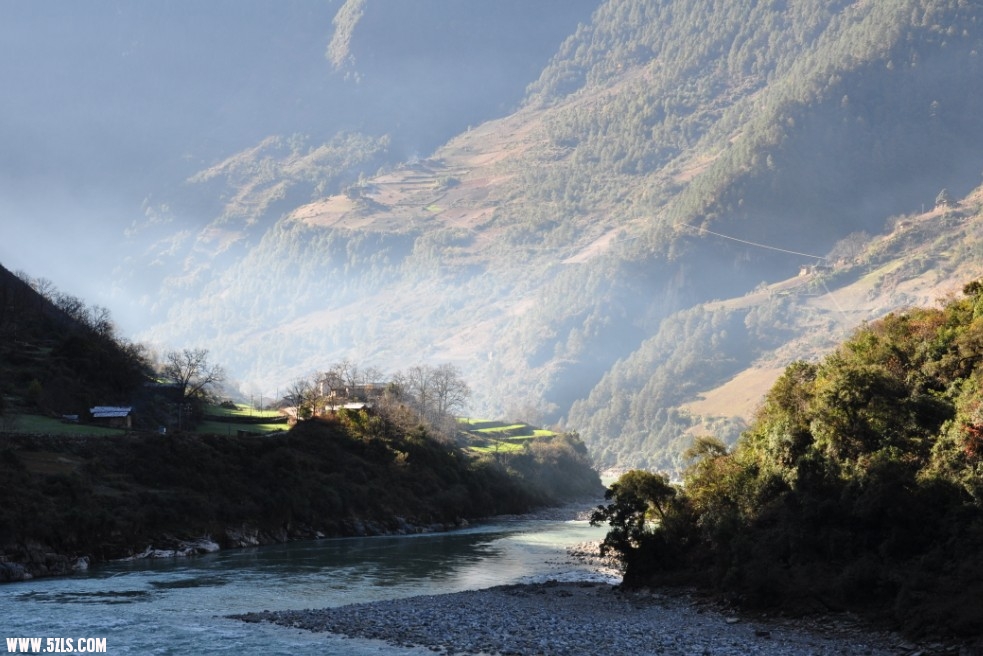 怒江深处的小山村