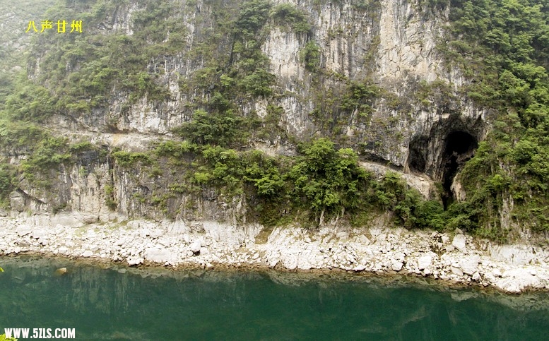 在悬崖上又窄窄的小路通向山顶
