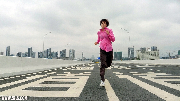 和汉街相连的沙湖大桥，在通车前成了附近市民晨跑的好去处