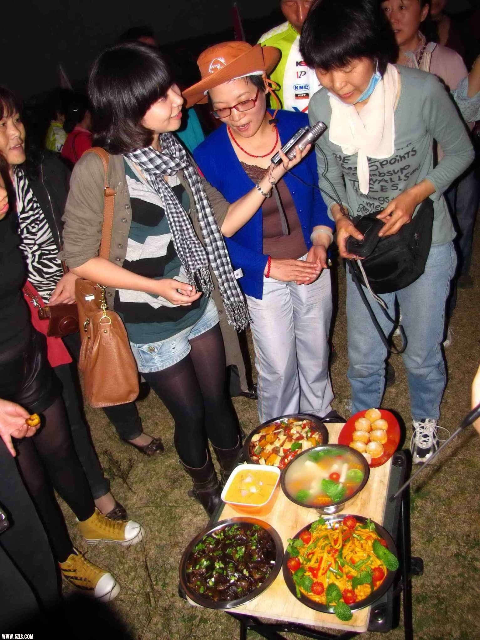 美女主持采访美食砖家