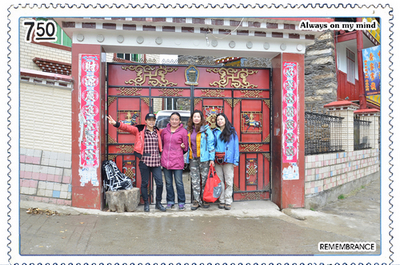 龚师傅家门口合影