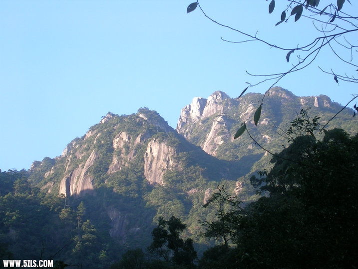 远处的三清山