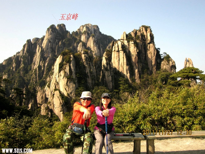 后面的山石我们登上去看日出的地方