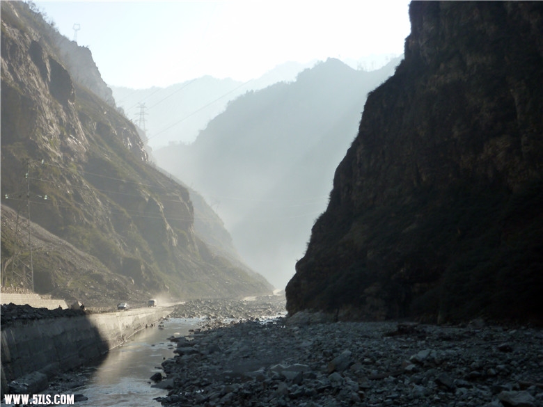 进山路上