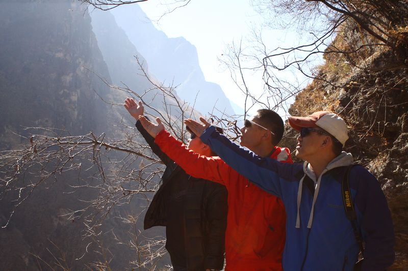 啊，神山，保佑与庇护我们