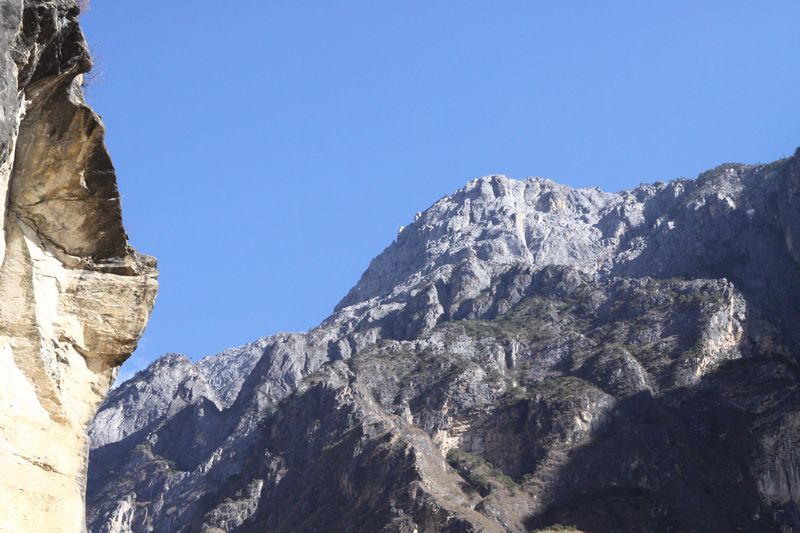江对面的山顶
