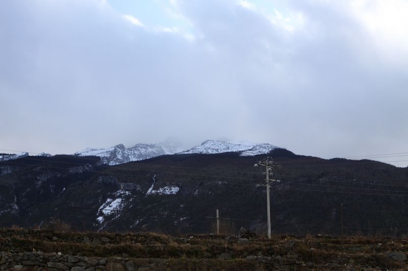 哈巴村看山顶，半山就被云层环