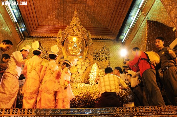 在寺庙给佛像贴金