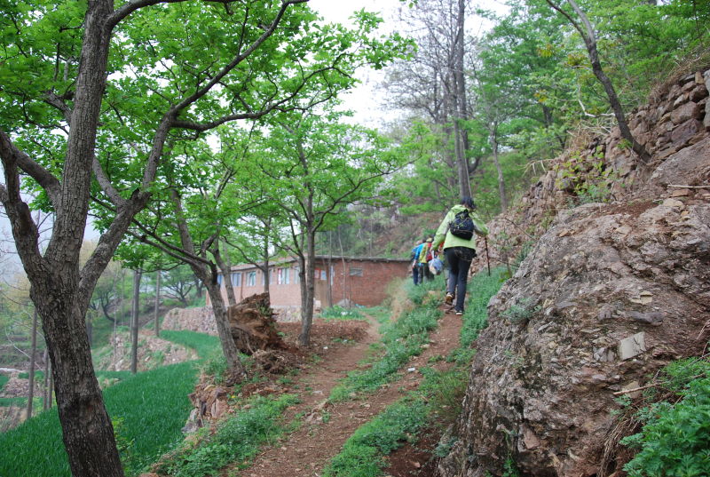 都是野路，坡陡路滑