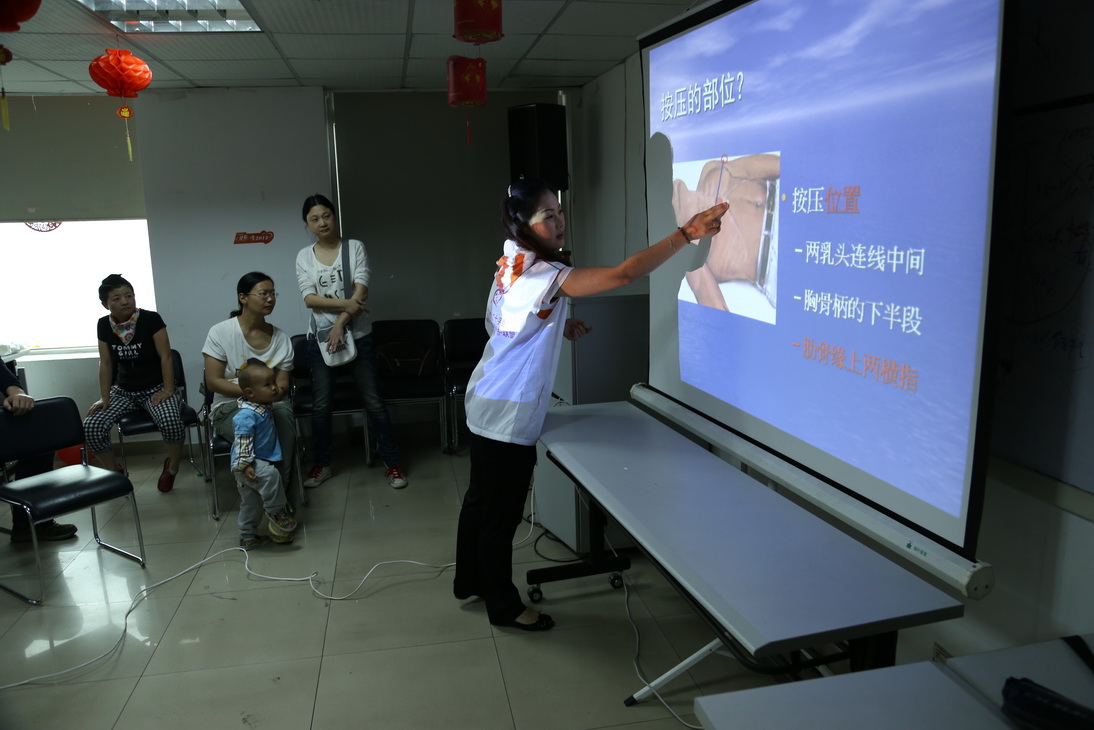 刘丹老师讲解胸外按压.jpg