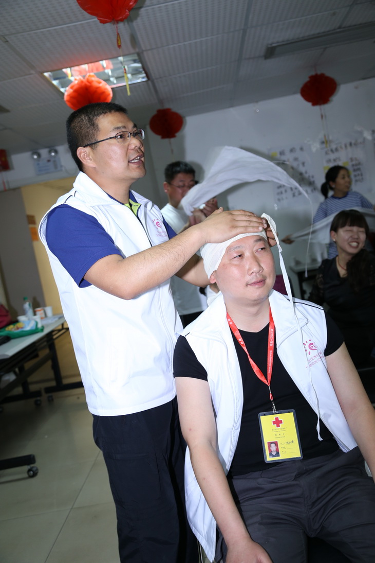 一边包扎一边与学员交流.jpg
