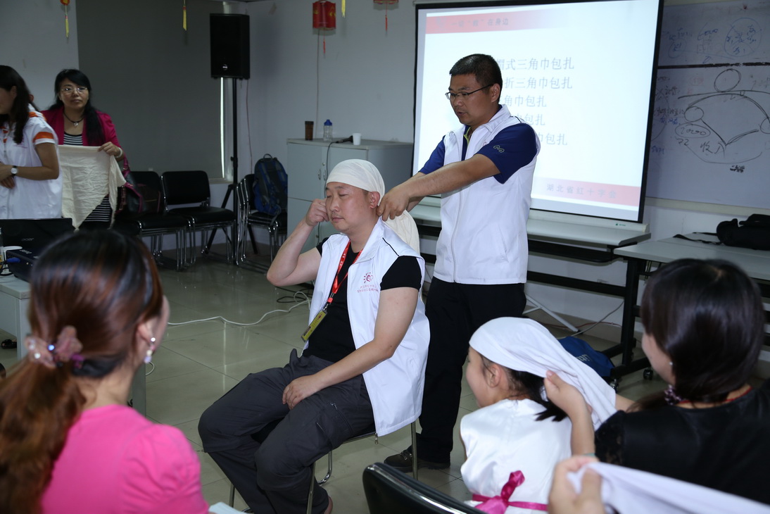 赵行刚老师和志愿者张亚凌演示头部包扎.jpg