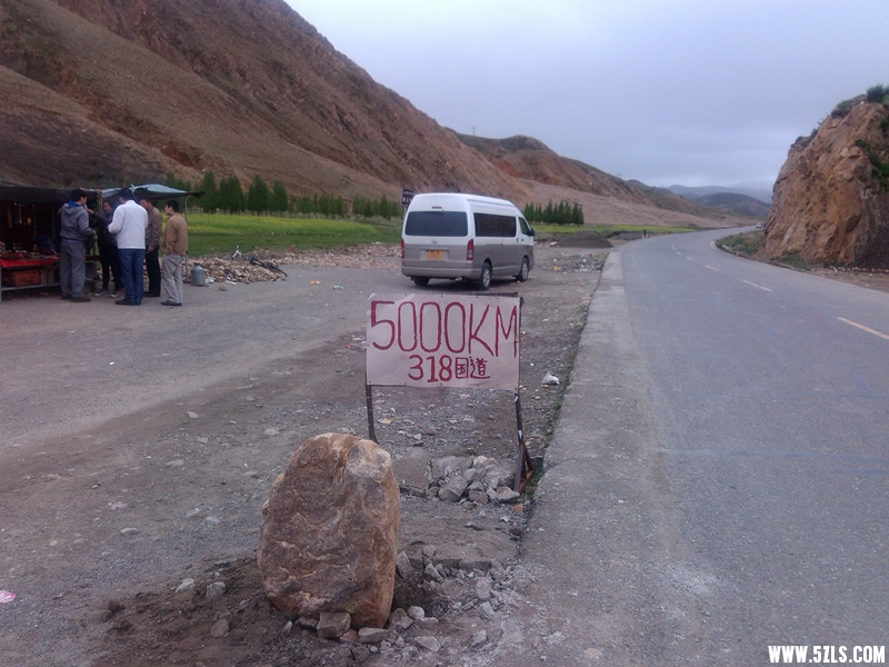 原有的5000公里纪念碑拆除重建，就剩个这样的简易版了.jpg