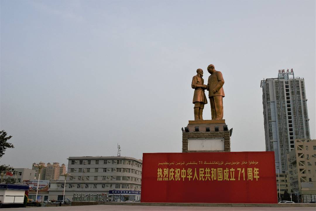 广场雕像.jpg