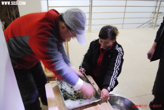 东方和丁丁同学做饺子�