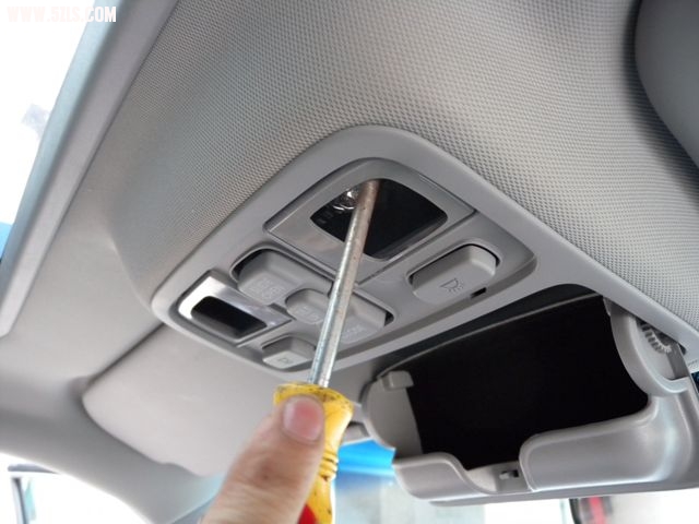 上紧螺丝，装好阅读灯面板